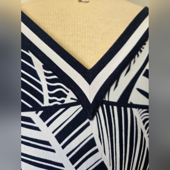 TOMMY BAHAMA Navy and White Stretchy Leaf Print Dress. Size Medium - Picture 8 of 13
